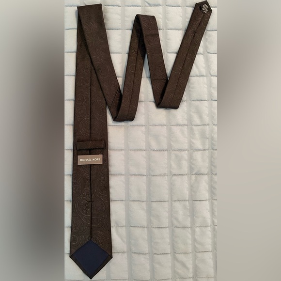 Michael Kors Brown Paisley Silk & Poly Mens Tie. This is a amazing must see tie! - Picture 5 of 10